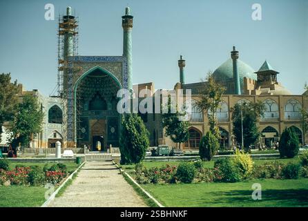 Stadtlandschaft mit Blick über den Königlichen Platz Naqshe-e-Jahan dekorative Gärten in Richtung der Masjed-e-Shah Iman Moschee, wie sie 1978 war. Der Königliche Platz wurde im 16. Jahrhundert von Shah Abbas geschaffen, um Besucher zu unterhalten, und ist der Ort vieler berühmter Isfahans-Gebäude Stockfoto