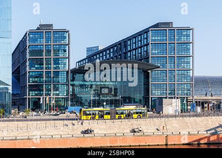 Berlin, Deutschland - 22. September 2024: Berlin Hauptbahnhof der Deutschen Bahn DB in Berlin. Stockfoto