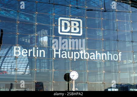 Berlin, Deutschland - 22. September 2024: Berlin Hauptbahnhof der Deutschen Bahn DB in Berlin. Stockfoto