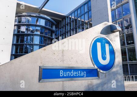 Berlin, Deutschland - 22. September 2024: Eingang zur U-Bahn-Station Bundestag in Berlin, Deutschland. Stockfoto