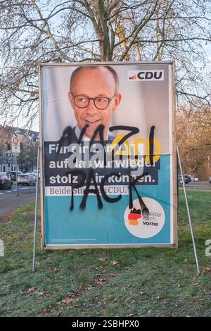 Wahlplakat in Köln zur Wahl zum 21. Deutscher Bundestag am 23. Februar 2025. CDU Plakat mit Friedrich Merz und den aufgesprühten Slogan Nazi Pack und AFD *** Wahlplakat in Köln zur Wahl zum 21. Deutschen Bundestag am 23. Februar 2025: CDU-Plakat mit Friedrich Merz und den besprühten Slogans Nazi Pack und AFD Nordrhein-Westfalen Deutschland, Deutschland GMS18454 Stockfoto