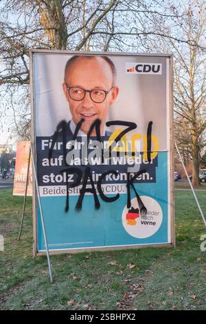 Wahlplakat in Köln zur Wahl zum 21. Deutscher Bundestag am 23. Februar 2025. CDU Plakat mit Friedrich Merz und den aufgesprühten Slogan Nazi Pack und AFD *** Wahlplakat in Köln zur Wahl zum 21. Deutschen Bundestag am 23. Februar 2025: CDU-Plakat mit Friedrich Merz und den besprühten Slogans Nazi Pack und AFD Nordrhein-Westfalen Deutschland, Deutschland GMS18453 Stockfoto