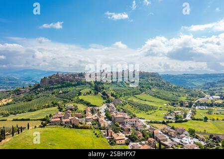 Orvieto, Umbrien, Italien: Panoramablick auf die Stadt in Hügeln. Stockfoto