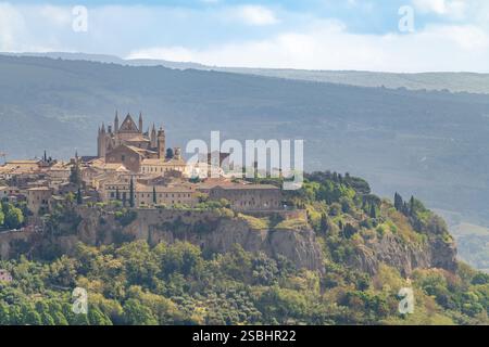 Orvieto, Umbrien, Italien: Stadt auf einer Klippe, Kathedrale prominent. Stockfoto