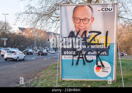 Wahlplakat in Köln zur Wahl zum 21. Deutscher Bundestag am 23. Februar 2025. CDU Plakat mit Friedrich Merz und den aufgesprühten Slogan Nazi Pack und AFD *** Wahlplakat in Köln zur Wahl zum 21. Deutschen Bundestag am 23. Februar 2025: CDU-Plakat mit Friedrich Merz und den besprühten Slogans Nazi Pack und AFD Nordrhein-Westfalen Deutschland, Deutschland GMS18456 Stockfoto