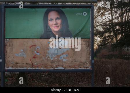 Wahlplakat in Köln zur Wahl zum 21. Deutscher Bundestag am 23. Februar 2025. Zerstörtes Plakat von Annalena Baerbock, Kandidatin von die Grünen *** Wahlplakat in Köln zur Wahl zum 21. Deutschen Bundestag am 23. Februar 2025. Zerstörtes Plakat von Annalena Baerbock, Kandidatin der Grünen Nordrhein-Westfalen Deutschland GMS18460 Stockfoto