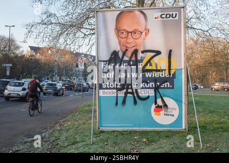 Wahlplakat in Köln zur Wahl zum 21. Deutscher Bundestag am 23. Februar 2025. CDU Plakat mit Friedrich Merz und den aufgesprühten Slogan Nazi Pack und AFD *** Wahlplakat in Köln zur Wahl zum 21. Deutschen Bundestag am 23. Februar 2025: CDU-Plakat mit Friedrich Merz und den besprühten Slogans Nazi Pack und AFD Nordrhein-Westfalen Deutschland, Deutschland GMS18455 Stockfoto