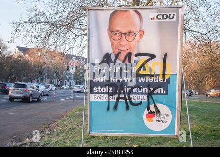 Wahlplakat in Köln zur Wahl zum 21. Deutscher Bundestag am 23. Februar 2025. CDU Plakat mit Friedrich Merz und den aufgesprühten Slogan Nazi Pack und AFD *** Wahlplakat in Köln zur Wahl zum 21. Deutschen Bundestag am 23. Februar 2025: CDU-Plakat mit Friedrich Merz und den besprühten Slogans Nazi Pack und AFD Nordrhein-Westfalen Deutschland, Deutschland GMS18457 Stockfoto