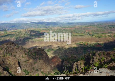 Waimea Canyon, Kauai – der „Grand Canyon des Pazifiks“ mit tiefen Tälern, üppigem Grün und dramatischen roten Klippen im Paradies Hawaiis. Stockfoto
