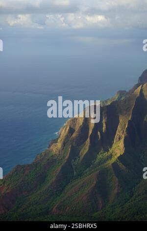 Goldenes Licht über der Na Pali Küste, Kauai – dramatische Klippen, üppige Täler und der Pazifik schaffen ein atemberaubendes tropisches Paradies. Stockfoto