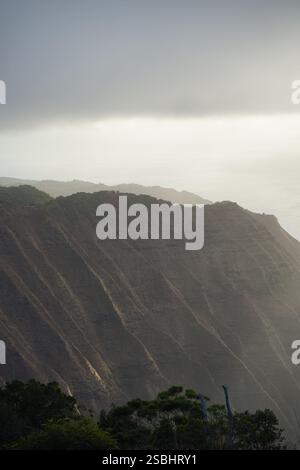 Na Pali Coast, Kauai, Hawaii, Klippen, Sonnenaufgang, dramatische Landschaft, Naturfotografie, raues Gelände, malerische Aussicht, Abenteuer Stockfoto