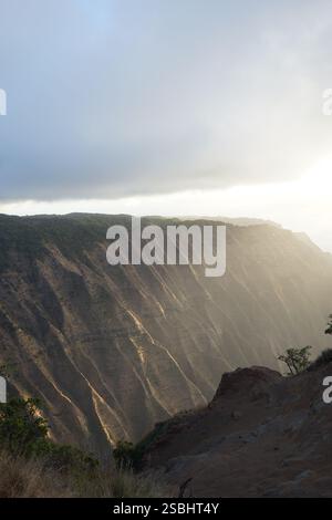 Goldener Sonnenaufgang über den dramatischen Klippen der Na Pali Coast, Kauai, Hawaii – atemberaubende Natur und ein Paradies für Abenteuerlustige. Stockfoto