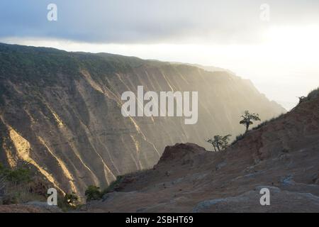 Goldener Sonnenaufgang über den dramatischen Klippen der Na Pali Coast, Kauai, Hawaii – atemberaubende Natur und ein Paradies für Abenteuerlustige. Stockfoto