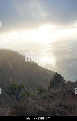 Goldener Sonnenaufgang über den dramatischen Klippen der Na Pali Coast, Kauai, Hawaii – atemberaubende Natur und ein Paradies für Abenteuerlustige. Stockfoto