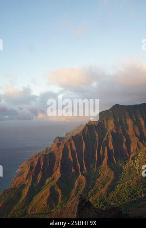 Goldenes Licht über der Na Pali Küste, Kauai, mit dramatischen Klippen, üppigem Grün und atemberaubendem Blick auf den Pazifik. Stockfoto
