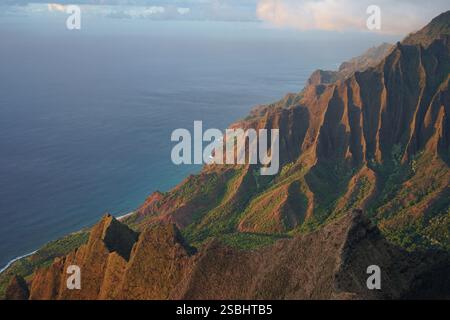 Goldenes Licht über der Na Pali Küste, Kauai, mit dramatischen Klippen, üppigem Grün und atemberaubendem Blick auf den Pazifik. Stockfoto