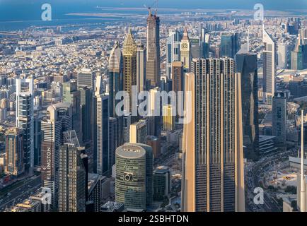 Stadtbild über Dubai, aufgenommen vom höchsten Gebäude der Welt - dem Burj Khalifa. Futuristische Wolkenkratzer verbinden sich mit riesigen Autobahnen. Stockfoto