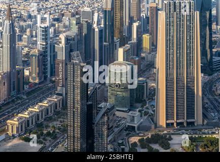 Stadtbild über Dubai, aufgenommen vom höchsten Gebäude der Welt - dem Burj Khalifa. Futuristische Wolkenkratzer verbinden sich mit riesigen Autobahnen. Stockfoto