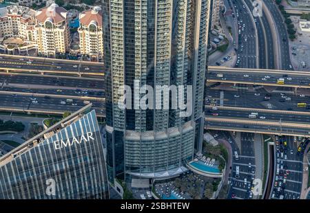 Stadtbild über Dubai, aufgenommen vom höchsten Gebäude der Welt - dem Burj Khalifa. Futuristische Wolkenkratzer verbinden sich mit riesigen Autobahnen. Stockfoto