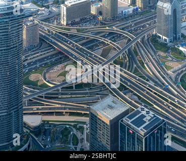 Stadtbild über Dubai, aufgenommen vom höchsten Gebäude der Welt - dem Burj Khalifa. Futuristische Wolkenkratzer verbinden sich mit riesigen Autobahnen. Stockfoto