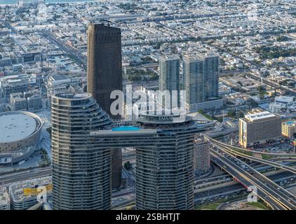 Stadtbild über Dubai, aufgenommen vom höchsten Gebäude der Welt - dem Burj Khalifa. Futuristische Wolkenkratzer verbinden sich mit riesigen Autobahnen. Stockfoto