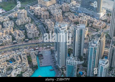 Stadtbild über Dubai, aufgenommen vom höchsten Gebäude der Welt - dem Burj Khalifa. Futuristische Wolkenkratzer verbinden sich mit riesigen Autobahnen. Stockfoto