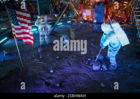 Cape Canaveral, Florida, USA - 13. JAN 2025: Eine Szene des berühmten Apollo-Programms, zwei Schaufensterpuppen-Astronauten verlassen ihren Lander und gehen weiter Stockfoto