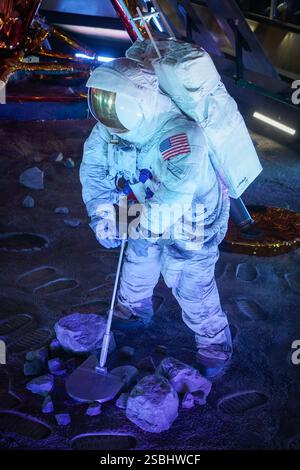 Cape Canaveral, Florida, USA - 13. JAN 2025: Eine Szene des berühmten Apollo-Programms, zwei Schaufensterpuppen-Astronauten verlassen ihren Lander und gehen weiter Stockfoto