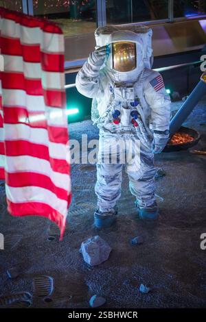 Cape Canaveral, Florida, USA - 13. JAN 2025: Eine Szene des berühmten Apollo-Programms, zwei Schaufensterpuppen-Astronauten verlassen ihren Lander und gehen weiter Stockfoto