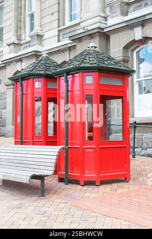 Rote Telefonboxen. Dunedin, Otago, Südinsel, Neuseeland Stockfoto