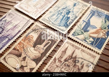 Gemischte Makroaufnahme verschiedener Briefmarkentypen aus frankreich der 60er-2000er Jahre Stockfoto