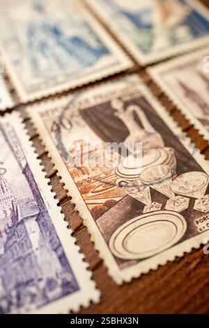 Gemischte Makroaufnahme verschiedener Briefmarkentypen aus frankreich der 60er-2000er Jahre Stockfoto