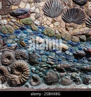 Detaillierte Nahaufnahme eines Mosaiks mit einem reichen Wandteppich aus Meeresfossilien und bunten Steinen. Stockfoto