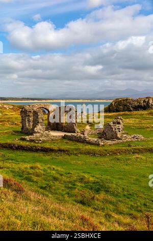 Eglwys Santes Dwynwen, die Ruinen der St. Dwynwen's Church auf Ynys Llanddwyn, einer Insel vor der Küste von Anglesey in Nordwales Großbritannien. Stockfoto