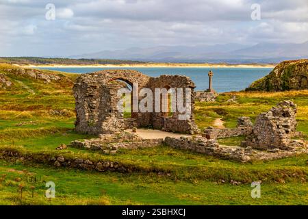 Eglwys Santes Dwynwen, die Ruinen der St. Dwynwen's Church auf Ynys Llanddwyn, einer Insel vor der Küste von Anglesey in Nordwales Großbritannien. Stockfoto