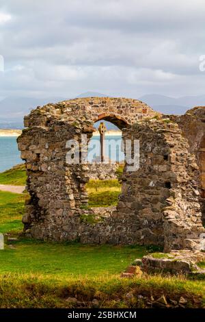Eglwys Santes Dwynwen, die Ruinen der St. Dwynwen's Church auf Ynys Llanddwyn, einer Insel vor der Küste von Anglesey in Nordwales Großbritannien. Stockfoto
