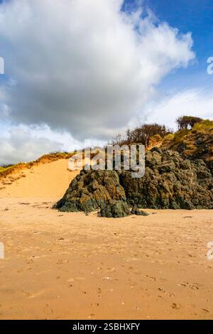 Traeth Penrhos ist ein Strand in der Nähe des Newborough National Nature Reserve an der Südwestspitze von Anglesey in Nordwales. Stockfoto