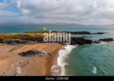 Die Berge von Snowdonia im Hintergrund und das Meer der Menai-Straße von Ynys Llanddwyn vor der Küste von Anglesey in Nordwales Großbritannien Stockfoto