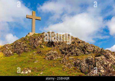 Hügelige Landschaft mit Kreuz auf Ynys Llanddwyn, einer kleinen Insel vor der Küste von Anglesey in Nordwales, Großbritannien. Stockfoto