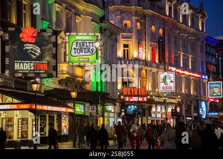 West End Theaterland / Theater an einem klaren Abend / Nacht & Spielschilder für Theaterproduktionen wie Hades Town und Fawlty Towers von John Cleese, mit schöner Neonbeleuchtung, die Atmosphäre und Spannung für Theaterbesucher schafft. Shaftesbury Avenue. London. UK. (143) Stockfoto