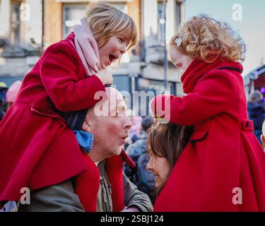 Mädchen auf den Schultern ihrer Eltern, die Spaß haben. Stockfoto