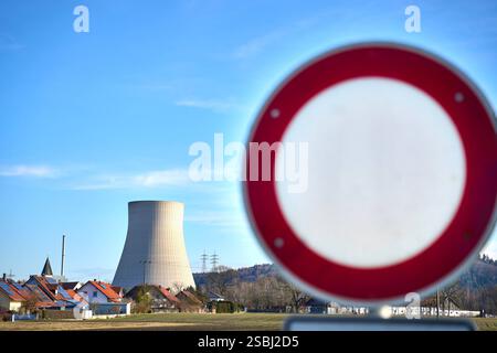 Essenbach, Bayern, Deutschland - 01. Februar 2025: Ein Verbotszeichen vor einem Kernkraftwerk symbolisiert den Ausstieg aus der Kernenergie, Umweltbelange und die Forderung nach nachhaltigen Alternativen erneuerbarer Energien zur Kernenergieerzeugung. *** Ein Verbotsschild vor einem Atomkraftwerk symbolisiert den Ausstieg aus der Kernenergie, Umweltbedenken und den Ruf nach nachhaltigen Alternativen Erneuerbare Energien zur nuklearen Energiegewinnung. Stockfoto