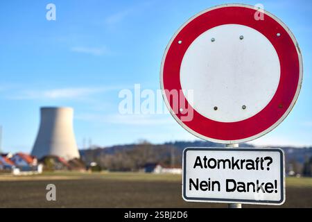 Essenbach, Bayern, Deutschland - 01. Februar 2025: FOTOMONTAGE, das Schild mit der Aufschrift Atomkraft No Danke vor einem Kernkraftwerk symbolisiert den sozialen Widerstand gegen die Nutzung der Kernenergie und den Wunsch nach einer nachhaltigen, sicheren Energiezukunft. *** FOTOMONTAGE, das Schild mit der Aufschrift Atomkraft Nein Danke vor einem Atomkraftwerk symbolisiert den gesellschaftlichen Widerstand gegen die Nutzung von Kernenergie und den Wunsch nach einer nachhaltigen, sicheren Energiezukunft. Stockfoto