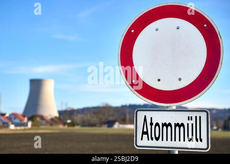Essenbach, Bayern, Deutschland - 01. Februar 2025: FOTOMONTAGE, das Schild mit der Aufschrift Nuklearabfall vor einem Kernkraftwerk symbolisiert die Herausforderungen und Risiken der sicheren Lagerung und Entsorgung radioaktiver Abfälle aus der Nutzung der Kernenergie. *** FOTOMONTAGE, das Schild mit der Aufschrift Atommüll vor einem Atomkraftwerk symbolisiert die Herausforderungen und Risiken der sicheren Lagerung und Entsorgung radioaktive Abfälle aus der Nutzung von Kernenergie. Stockfoto