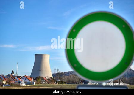 Essenbach, Bayern, Deutschland - 01. Februar 2025: FOTOMONTAGE, Ein grünes Zeichen vor einem Kernkraftwerk, symbolisiert die Förderung der Kernenergie als nachhaltige, CO2-freie Energiequelle und betont ihre Rolle im Kampf gegen den Klimawandel und für die Energiesicherheit. *** FOTOMONTAGE, ein grünes Schild vor einem Atomkraftwerk symbolisiert die Unterstützung für Kernenergie als nachhaltig, CO2-freie Energiequelle und betont ihre Rolle im Kampf gegen den Klimawandel und für Energiesicherheit. Stockfoto