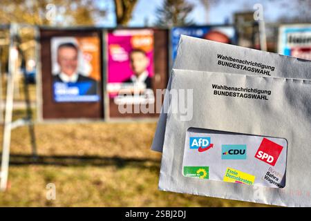 Essenbach, Bayern, Deutschland - 01. Februar 2025: FOTOMONTAGE, die Wahlmitteilungen für die Bundestagswahl 2025 symbolisieren die Bedeutung demokratischer Mitbestimmung. Parteien wie CDU, SPD, AfD, Bündnis 90/die Grünen, FDP und Bündnis Sahra Wagenknecht prägen den Wahlkampf. Die Möglichkeit der Briefwahl erleichtert die Stimmabgabe und fördert die Wahlbeteiligung in einem entscheidenden politischen Jahr. *** FOTOMONTAGE, die Wahlbenachrichtigungen für die Bundestagswahl 2025 symbolisieren die Bedeutung der demokratischen Mitbestimmung. Parteien wie CDU, SPD, AfD, Bündnis 90/die Stockfoto