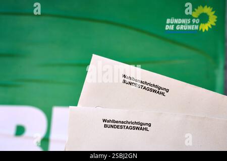 Essenbach, Bayern, Deutschland - 01. Februar 2025: FOTOMONTAGE, Wahlbenachrichtigungen von breif zur Bundestagswahl vor dem Hintergrund eines Bündnis 90 die Grünen-Wahlplakats symbolisieren den demokratischen Prozess in Deutschland und die Bedeutung politischer Partizipation für die Zukunft des Landes. *** FOTOMONTAGE, Wahlbenachrichtigungen per breif zur Bundestagswahl vor dem Hintergrund eines Wahlplakates von Bündnis 90 die Grünen symbolisieren den demokratischen Prozess in Deutschland und die Bedeutung politische Beteiligung für die Zukunft des Landes. Stockfoto