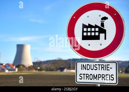 Essenbach, Bayern, Deutschland - 01. Februar 2025: FOTOMONTAGE, das Schild mit der Aufschrift Industriestrompreis vor einem Kernkraftwerk symbolisiert die Bedeutung stabiler und kostengünstiger Energiepreise für Industrie, Unternehmen und Unternehmen sowie die Rolle der Kernenergie bei der Preisgestaltung für den Wettbewerb, um wettbewerbsfähig zu bleiben. *** FOTOMONTAGE, das Schild mit der Aufschrift Industriestrompreis vor einem Atomkraftwerk symbolisiert die Bedeutung stabiler und kostengünstiger Energiepreise für die Industrie, Unternehmen und Firmen sowie die Rolle der Kernenergie in der Preisges Stockfoto
