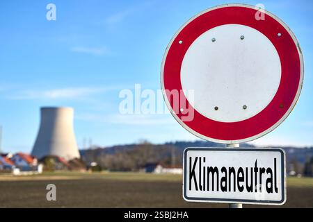 Essenbach, Bayern, Deutschland - 01. Februar 2025: FOTOMONTAGE, das Schild mit der Aufschrift Climate Neutral vor einem Kernkraftwerk veranschaulicht die Rolle emissionsfreier Energiequellen wie der Kernenergie bei den weltweiten Bemühungen um klimaneutrale Ziele. *** FOTOMONTAGE, das Schild mit der Aufschrift Klimaneutral vor einem Atomkraftwerk verdeutlicht die Rolle von emissionsfreien Energiequellen wie Kernenergie im globalen Bestreben, klimaneutrale Ziele zu erreichen. Stockfoto