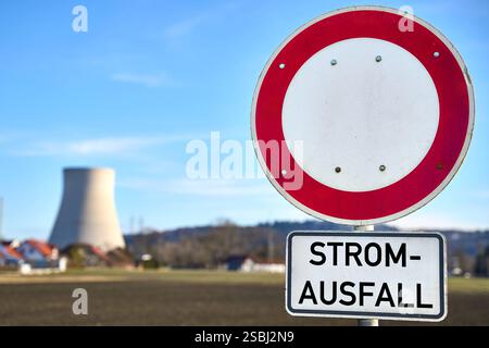Essenbach, Bayern, Deutschland - 01. Februar 2025: FOTOMONTAGE, das Schild vor einem Kernkraftwerk symbolisiert die potenziellen Risiken einer instabilen Energieversorgung und die Bedeutung der Kernenergie für die Sicherung des Stromnetzes. *** FOTOMONTAGE, das Schild mit dem Hinweis Stromausfall vor einem Atomkraftwerk symbolisiert die potenziellen Risiken einer instabilen Energieversorgung und die Bedeutung von Kernenergie zur Sicherung des Stromnetzes. Stockfoto